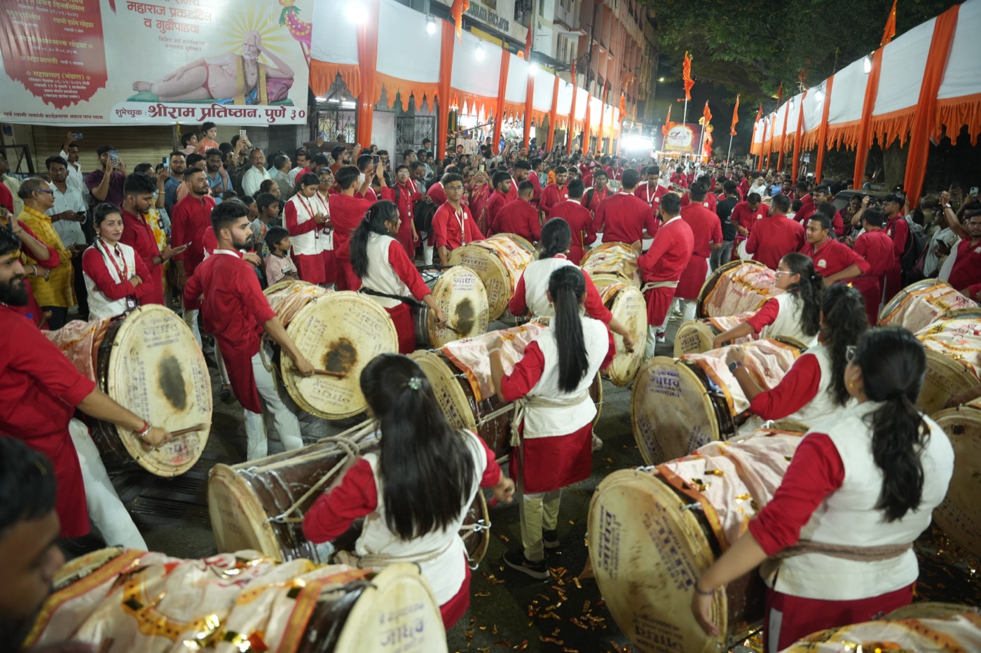 Dhol Tasha Pathak performing